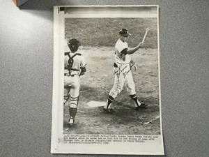 DENIS MENKE BRAVES SIGNED AUTOGRAPHED VINTAGE ORIGINAL 1966 WIREPHOTO WIRE PHOTO - Picture 1 of 3