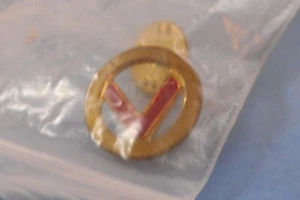 VINTAGE GOLD AND RED WWII VICTORY PIN - Picture 1 of 2