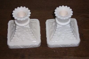 2 velas - Portavelas de vidrio de leche con cuentas de color marfil uva Westmoreland - Imagen 1 de 10
