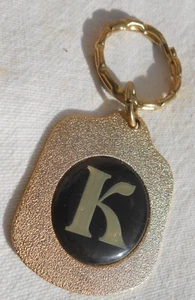 Vintage 90er Buchstabe "K" Messing Medaillon Vinyl Gold Metall Schlüsselanhänger Ring Hergestellt in den USA - Bild 1 von 3