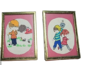 2er Set Vintage Kinder spielen gerahmtes Nadelspitze Bild Größe 7 x 5 - Bild 1 von 10