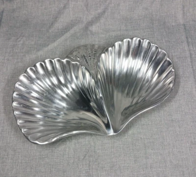 Plato dividido de peltre hecho en México ante regalos concha marina caramelo baratija servir Foto 1 de 4