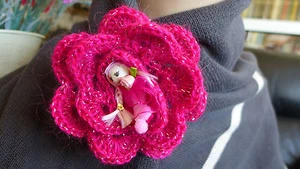 Broche broche flor acrílico rosa ganchillo hecho a mano embalsado sin metal regalo - Imagen 1 de 9