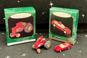 Vintage Punze Miniatur Ornamente 2 Stück mit Boxen antiker Traktor, Corvette - Bild 1 von 11