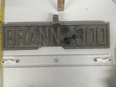Letrero de calle vintage “Brann 300” aluminio fundido 18 1/4” X 4 1/2” X 1/2” Foto 1 de 4