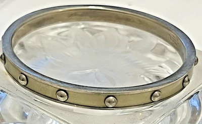 Brazalete Brazalete Coach Y2K Crema Esmalte Apilable Cabeza de Uñas Tachuelas Plateado Foto 1 de 4