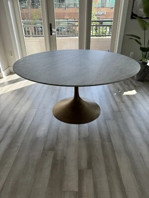 RARO! Mesa de comedor redonda aerodinámica de mármol de 60 pulgadas diestro (herrajes de restauración) Foto 1 de 4