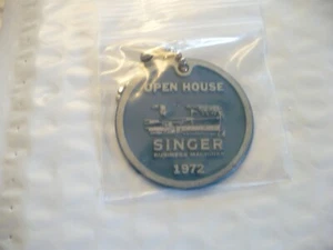 TW- 1972 OPEN HOUSE SINGER BUSINESS MACHINES PENDANT KEY CHAIN SOUVENIR #42811 - Picture 1 of 8