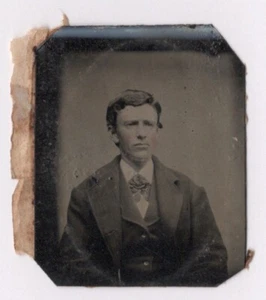 Gentleman in tuta, gilet, papillon fantasia anni 1860-1870 mini studio foto tipo - Foto 1 di 2