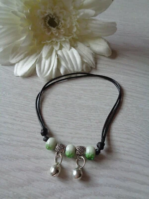 Armband "Glöckchen-bronze" Perlen grün/weiß Wachsband braun - Bild 1 von 2