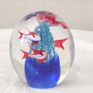 Fisch Unterwasser Ozean Briefbeschwerer Vintage Kunst Glas 3" hoch blau orange Schreibtisch Dekor - Bild 1 von 8