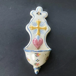 Bénitier au décor du Sacré Cœur, en céramique peinte émaillée - Imagen 1 de 5