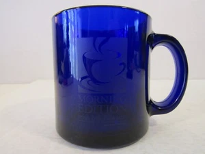 DE COLECCIÓN RARO NPR EDICIÓN MATUTINA CON TAZA DE VIDRIO AZUL BOB EDWARDS - Imagen 1 de 7