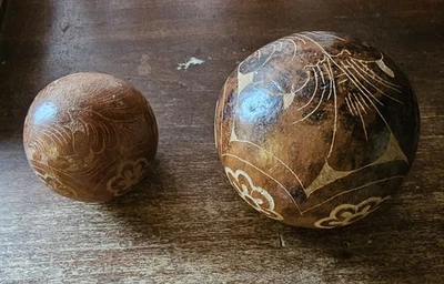 Dos bolas talladas a mano hechas de arcilla para decoración 12,25 y 8,75 pulgadas Foto 1 de 3