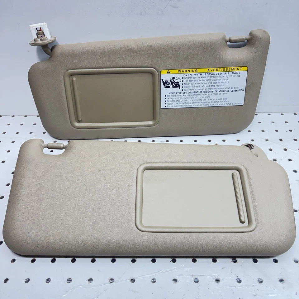 Toyota RAV4 2006-2012 parasoles conductor y pasajero bronceado iluminado con clips de visera Foto 1 de 4