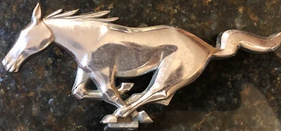 Emblema de parrilla vintage de metal para caballo Ford Mustang CAZB•8A224•A Foto 1 de 4