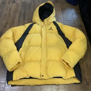 Nike Air Jordan Essentials Uomo Puffer Jacket Giallo Nero DA9806-781 Taglia XL NUOVO - Foto 1 di 7