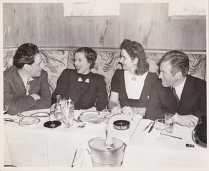 1942 Pressefoto George Kaufman, Claude Rains im Stork Club Nachtclub New York - Bild 1 von 2