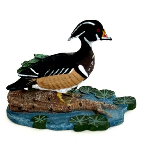 Avon Miniatura Coleccionables 1989 Madera Pato en Borde Estanque 2.5h x 3.5 L x 2 con Resina - Imagen 1 de 12