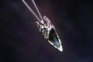 Punta de flecha Eterna Fusión - Colgante de vidrio y metal de obsidiana - Imagen 1 de 6