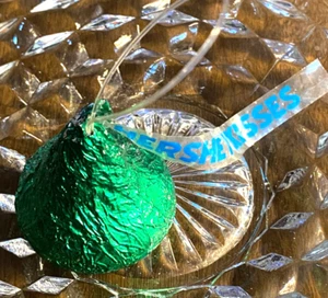 Vintage grün & silber Hershey's Kiss Süßigkeiten Weihnachtsschmuck 2 1/4" - Bild 1 von 2