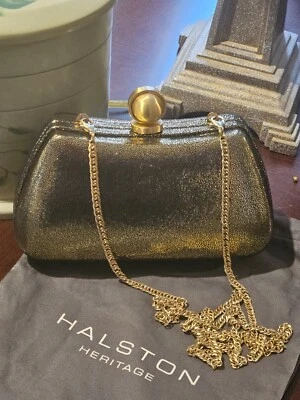 Bolso sin asas Halston Heritage de cuero dorado oscuro de noche con estuche rígido Foto 1 de 3