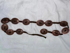 VTG 60S 70S WOMENS 34 LEATHER COWBOY HIPPY CONCHO MEDALLION BELT - Picture 1 of 4
