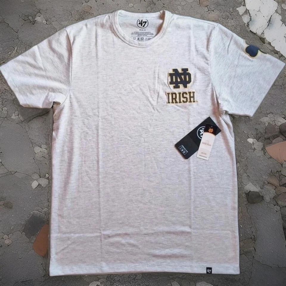 Notre Dame '47 Hombre Camiseta Lucha Irlandesa Manga Corta Logotipos Bordados Gris Foto 1 de 4