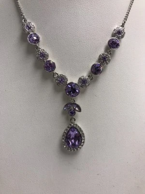 COLLAR CRISTAL COLOR PÚRPURA TONO PLATA GIVENCHY $78 744 gn Foto 1 de 4