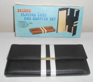 DELUXE SPIELKARTE UND UNTERSETZER SET Vintage Neu im Karton Hongkong - Schwarz mit Weiß Neu aus altem Lagerbestand - Bild 1 von 9