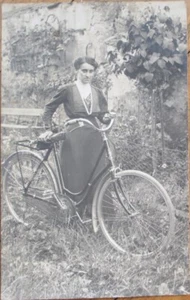 Bicicleta y mujer fuera 1910 Realphoto postal francesa Rppc - Imagen 1 de 1