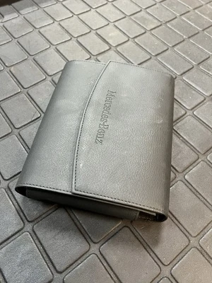 Estuche manual OEM Mercedes-Benz W208 W209 W203 W202 W204 R129 W211 W210 W221 W220 Foto 1 de 4