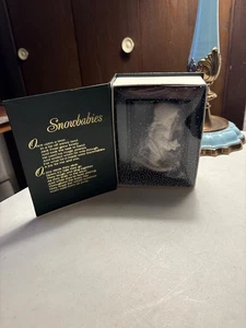 DEPT 56 WINTERGESCHICHTEN DER SNOWBABIES EINE BESONDERE LIEFERUNG #7948-0 MIT BOX - Bild 1 von 4