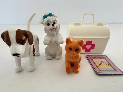 5 piezas ~ Muñeca Barbie Mattel 1995 mascota doctor perro posable ~ kit mediano ~ gato ~ terrier blanco Foto 1 de 4