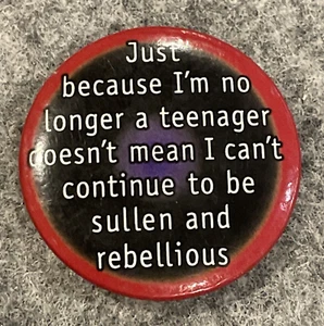 Prendedor de solapa vintage botón adolescente hosco rebelde negro rojo continuar citas - Imagen 1 de 12