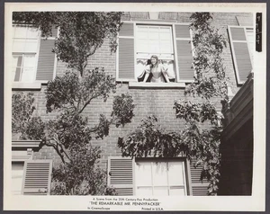 Jill St John asomándose por la ventana en notable foto del Sr. Pennypacker 8x10 1959 - Imagen 1 de 1