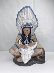 Indianer Indianer Häuptling sitzend mit Büffelschädel Statue Skulptur 1999 - Bild 1 von 12