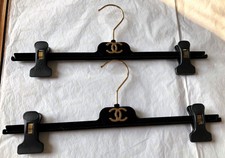 2 authentiques cintres CHANEL velours noir et logo crochet doré