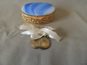 Vintage miniature trinket box bronze- bakelite and 2 bronze collectible pins - Picture 1 of 13
