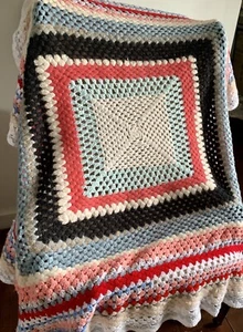 FARBENFROHE GEHÄKELBETTÜBERWURFDECKE MULTIFUNKTIONAL KÜHLE SOMMERNÄCHTE OMA - Bild 1 von 3