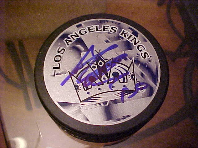 LOS ANGELES KINGS DUSTIN PENNER SIGNED HOCKEY PUCK - Изображение 1 из 1