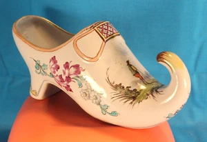 Französischer Fayence Schuh, Pastoralszene, umgedrehte Spitze - Schuhe aus Glas Sammlung - Bild 1 von 6