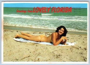 1984 Bikini Topless chica saludos desde encantadora Florida sexy arriesgado postal 4x6" - Imagen 1 de 2