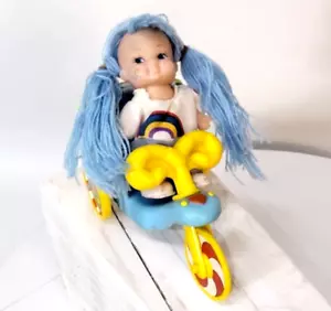 Vintage Rainbow Bright Baby Doll Candy Land bambini zucchero triciclo Playskool - Foto 1 di 17