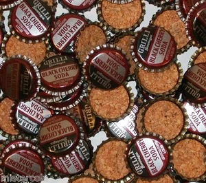 Lote de 25 tapas de botella Soda Pop PARRILLA NEGRA CEREZA SODA forradas de corcho nuevo stock antiguo - Imagen 1 de 2