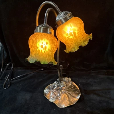 Lámpara de mesa vintage estilo Tiffany con almohadilla de lirio de latón con tonos verdes y ámbar Foto 1 de 4