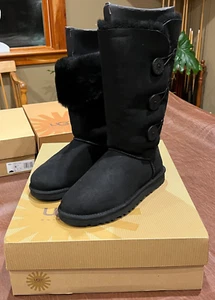 UGG WOMEN'S BLACK SUEDE BAILEY BUTTON TRIPLET SIZE 8 - Picture 1 of 8