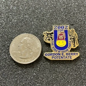2002 Kosair Shrine Shriners Masonic Louisville Kentucky Pin Pinback #38881 - Picture 1 of 2