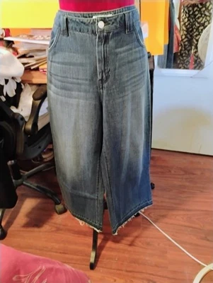 Pantalones de mezclilla recortados Jaclyn Smith, 12 x 24" L dobladillo deshilachado pierna ancha Foto 1 de 4