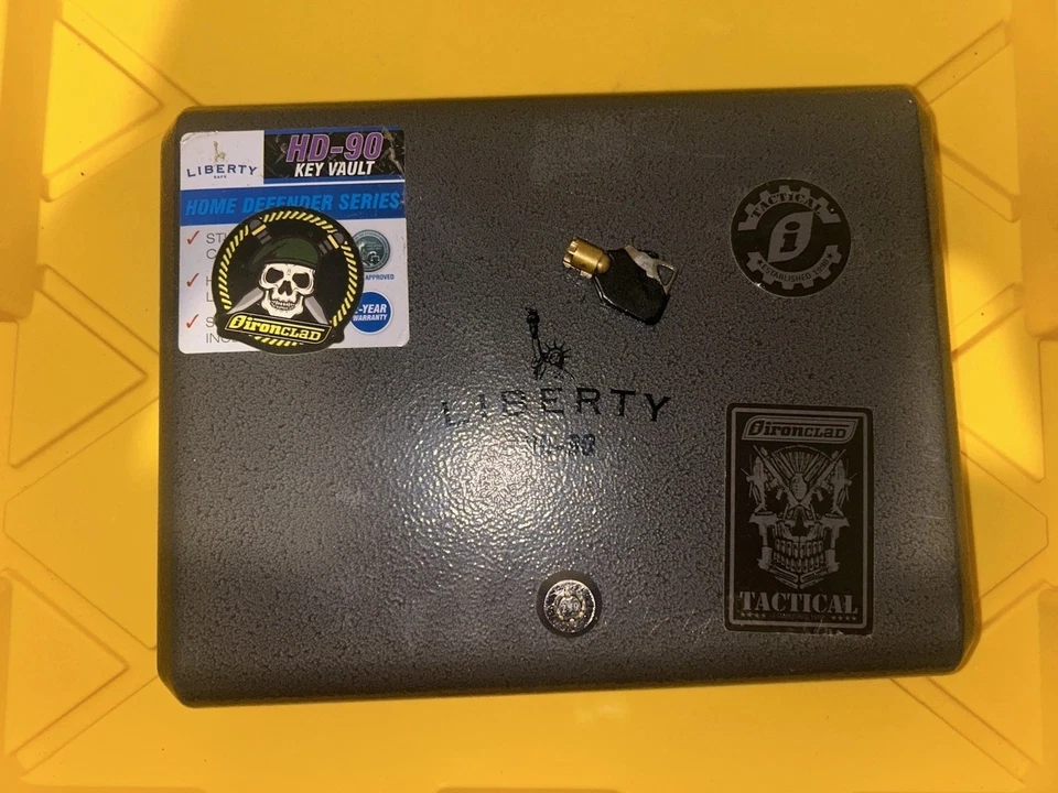 Pistola Liberty Safe 1 0,057 ft³ Bóveda de llaves de pistola HD-90 con bloqueo de llave de pies Foto 1 de 4